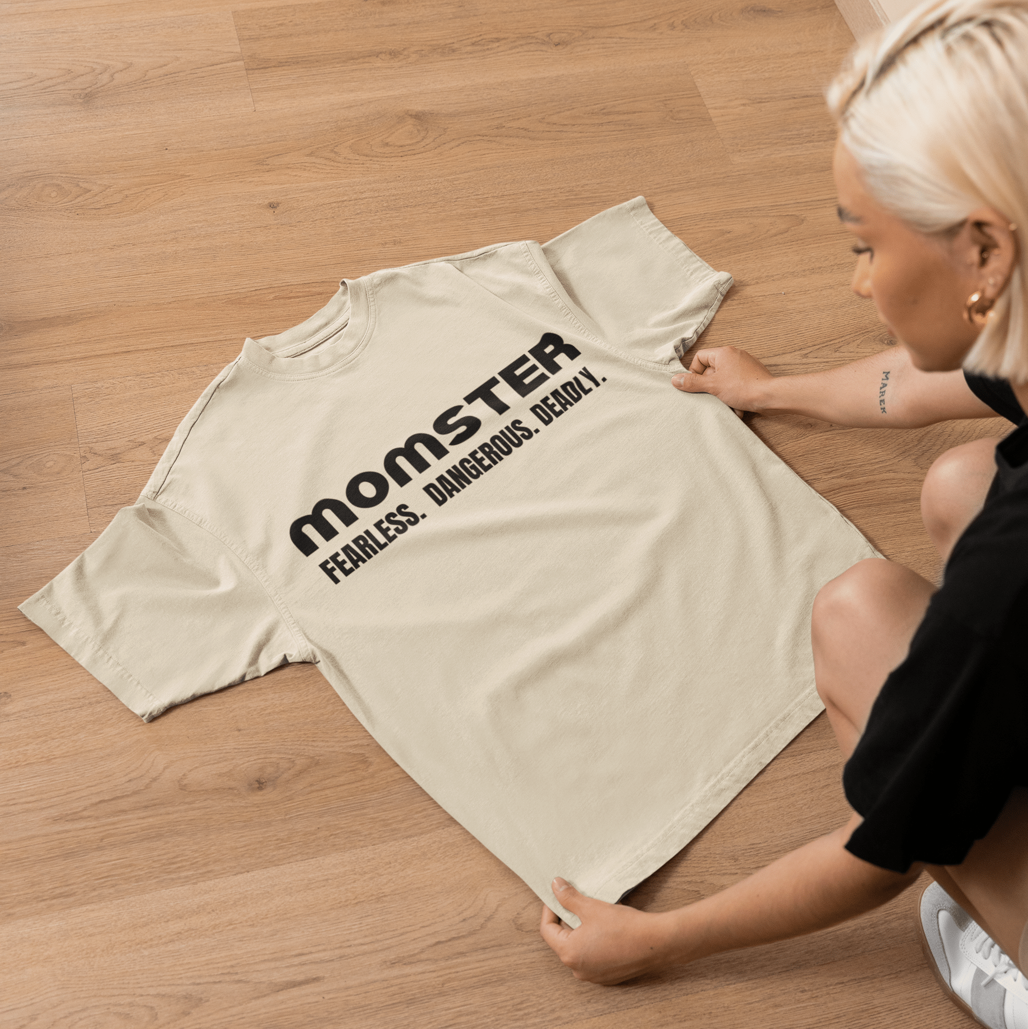 MOMSTER Tee FEARLESS. DANGEROUS. DEADLY. Tshirt Rose's Colored Designs Tan Small