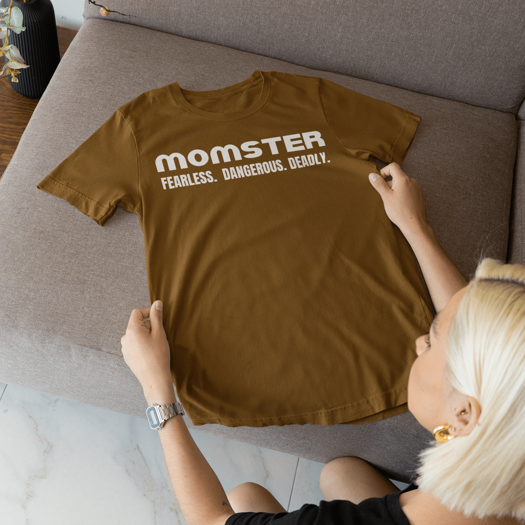MOMSTER Tee FEARLESS. DANGEROUS. DEADLY. Tshirt Rose's Colored Designs Brown Small