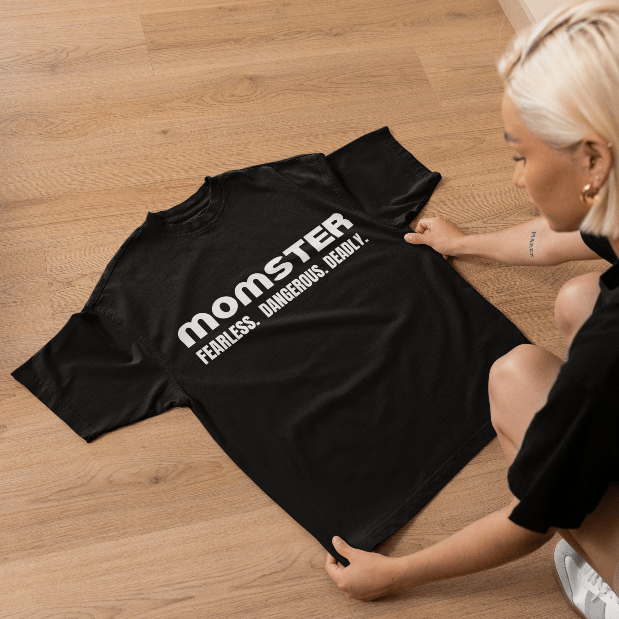 MOMSTER Tee FEARLESS. DANGEROUS. DEADLY. Tshirt Rose's Colored Designs Black Small